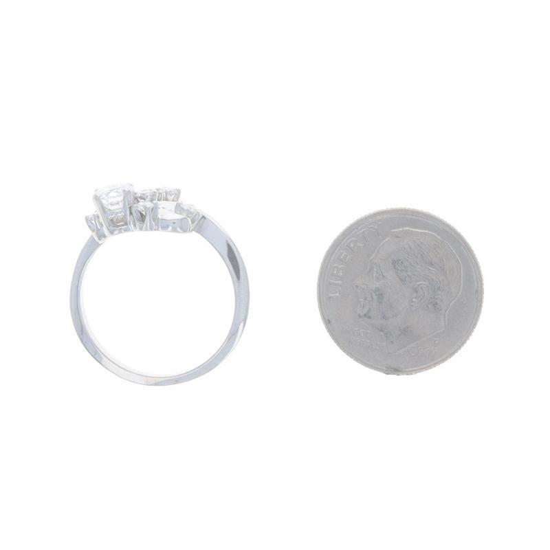 Diamant-Cluster- Bypass-Ring aus Weißgold mit Bypass - 18k rund .55ctw GIA Damen im Angebot