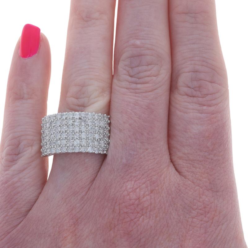 Taille ronde Bague de cocktail en or blanc avec diamant en grappe 10k Round Brilliant 2.00ctw Ring en vente