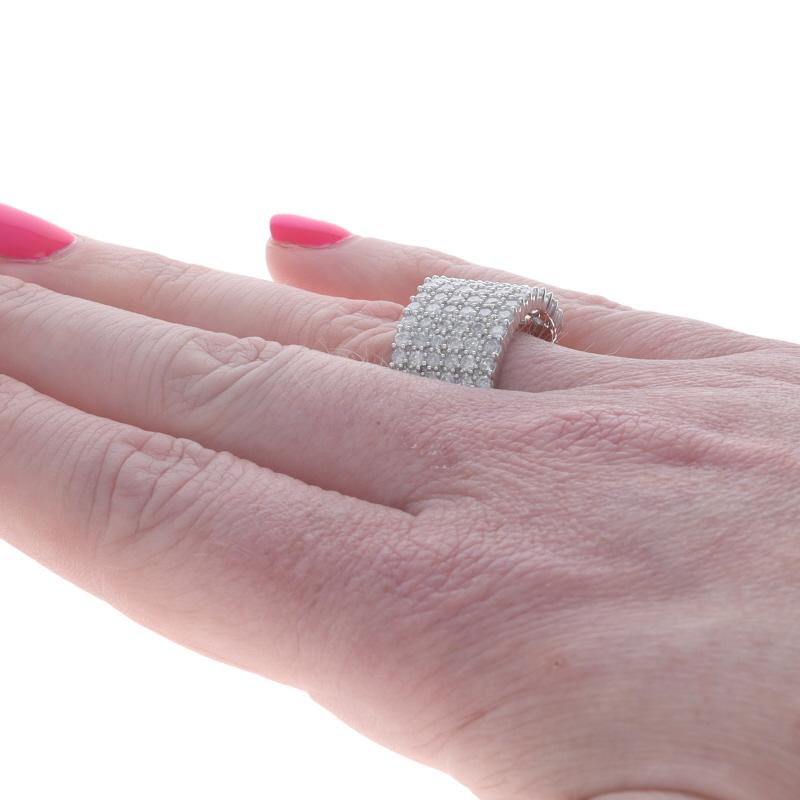 Bague de cocktail en or blanc avec diamant en grappe 10k Round Brilliant 2.00ctw Ring Pour femmes en vente