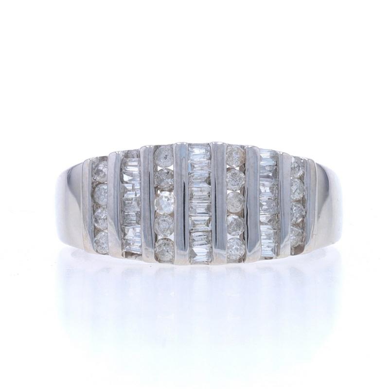 Größe: 7 1/4
Gebühr für Größenanpassung: Up 1/2 eine Größe für $30 oder Down 1/2 eine Größe für $30

Metall Inhalt: 10k Weißgold

Informationen zu Stein

Natürliche Diamanten
Karat(e): .38ctw
Schnitt: Einzel & Baguette
Farbe: H - I
Klarheit: I1 -