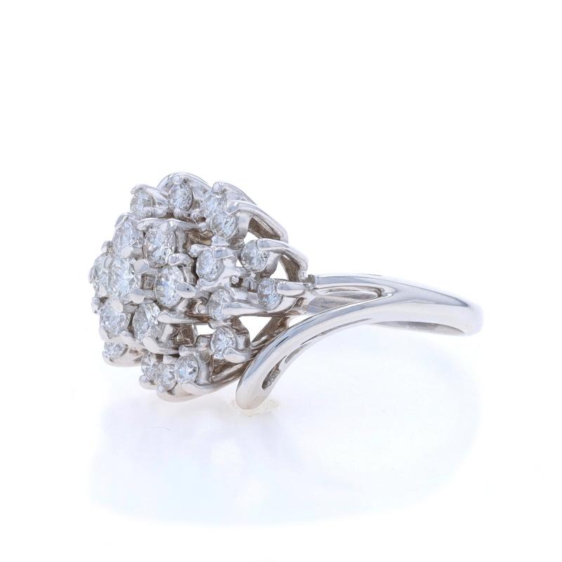 Anello bypass con diamante a grappolo in oro bianco - 10k Rotondo 1.00ctw Floreale In condizioni ottime in vendita a Greensboro, NC