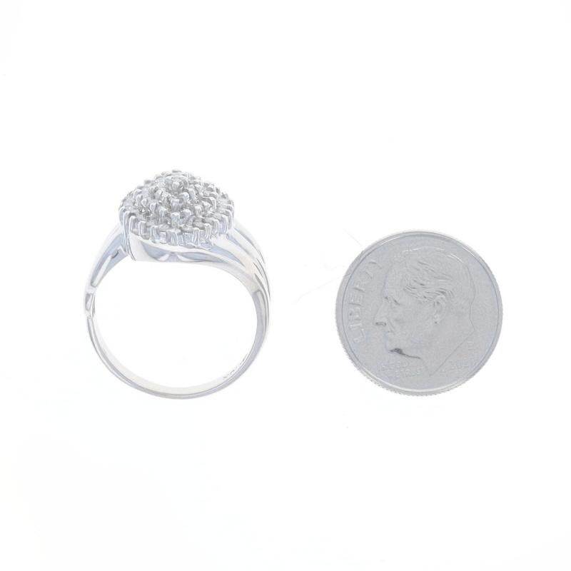 Anello bypass con cluster di diamanti in oro bianco - 10k Brilliante rotondo 1.00ctw in vendita 1