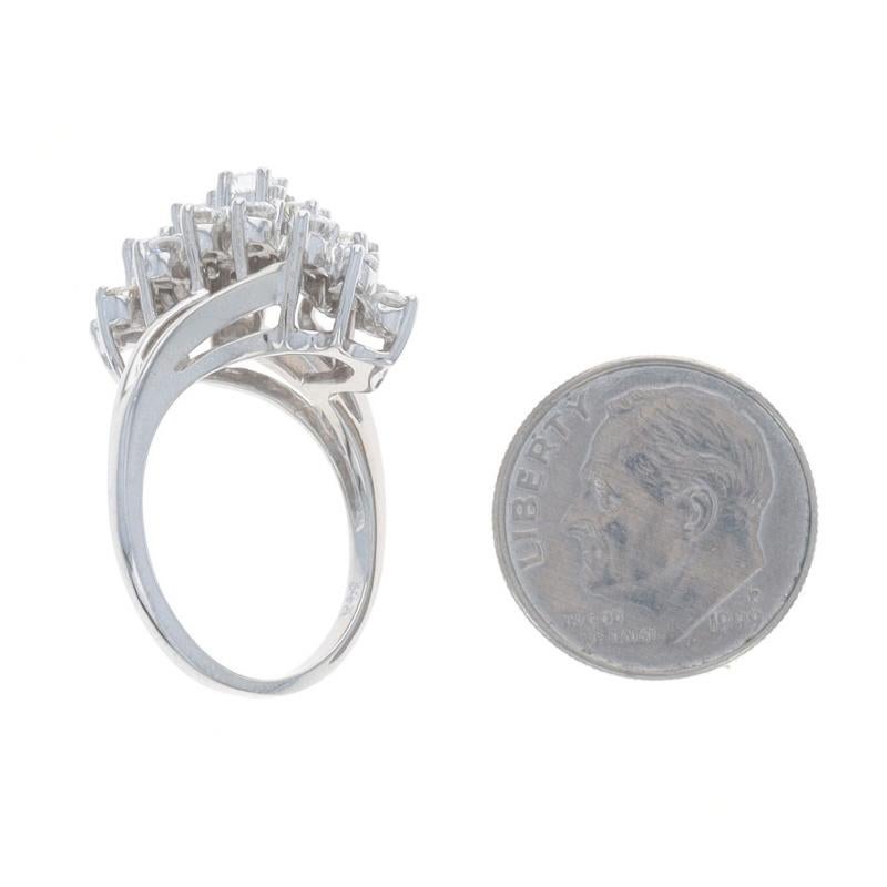 Anello bypass con cluster di diamanti in oro bianco - 14k Brilliante rotondo 1.00ctw in vendita 1