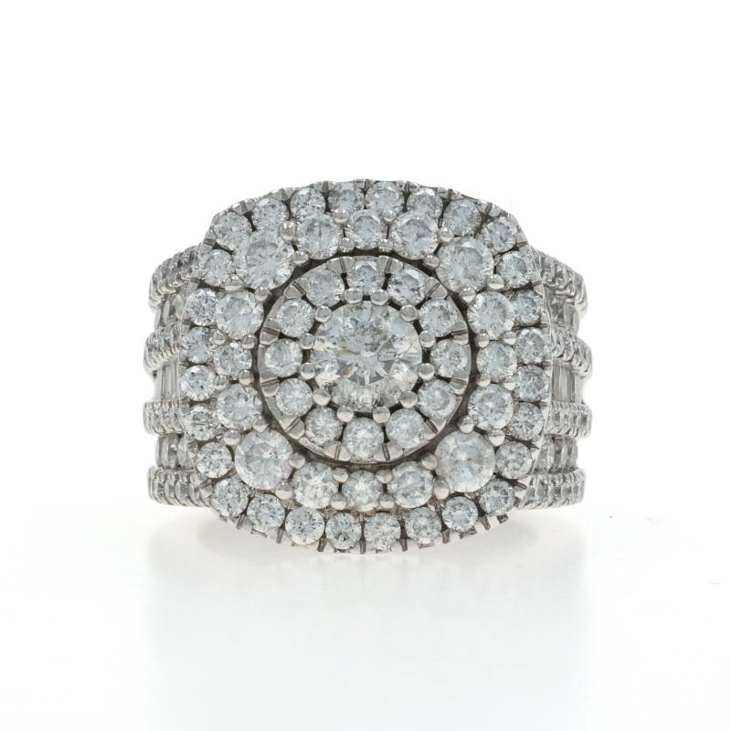 Taille : 6 1/4

Contenu métallique : Or blanc 14k

Informations sur les pierres

Diamants naturels
Carat(s) : 5.00ctw
Taille : Ronde, Brilliante et Baguette
Couleur : G - H
Clarté : I1 - I2

Total des carats : 5.00ctw

Style : Cluster Cocktail