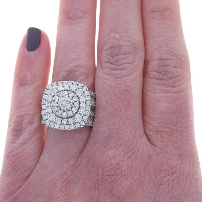 Taille baguette Bague Cocktail Halo en or blanc 14k Rd & Baguette 5.00ctw SZ 6 1/4 en vente