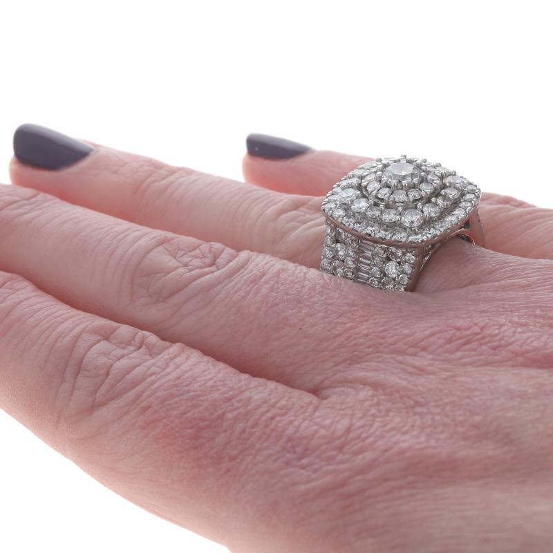 Bague Cocktail Halo en or blanc 14k Rd & Baguette 5.00ctw SZ 6 1/4 Pour femmes en vente