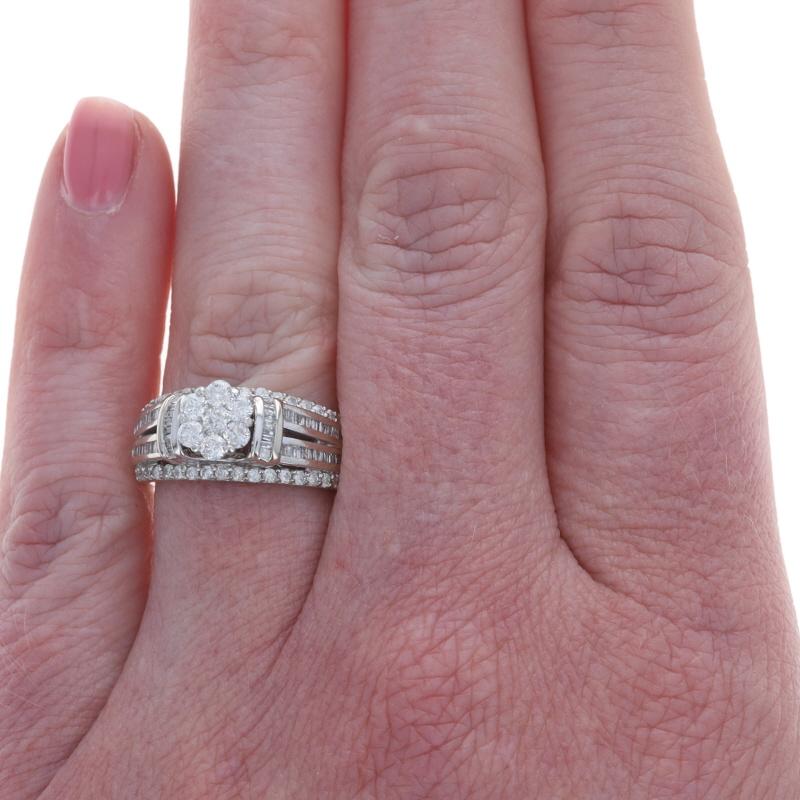 Taglio rotondo Anello Cocktail con Cluster di Diamanti in Oro Bianco - 10k Rotondo e Baguette 1.00ctw in vendita