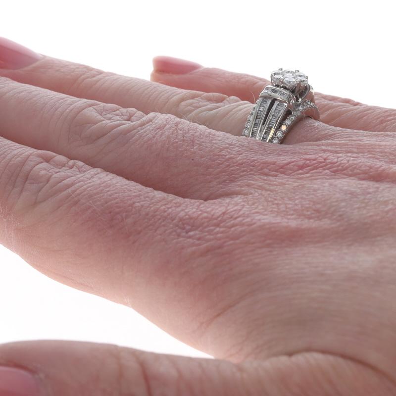 Donna Anello Cocktail con Cluster di Diamanti in Oro Bianco - 10k Rotondo e Baguette 1.00ctw in vendita