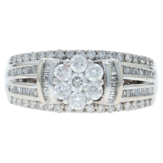 Anello Cocktail con Cluster di Diamanti in Oro Bianco - 10k Rotondo e Baguette 1.00ctw