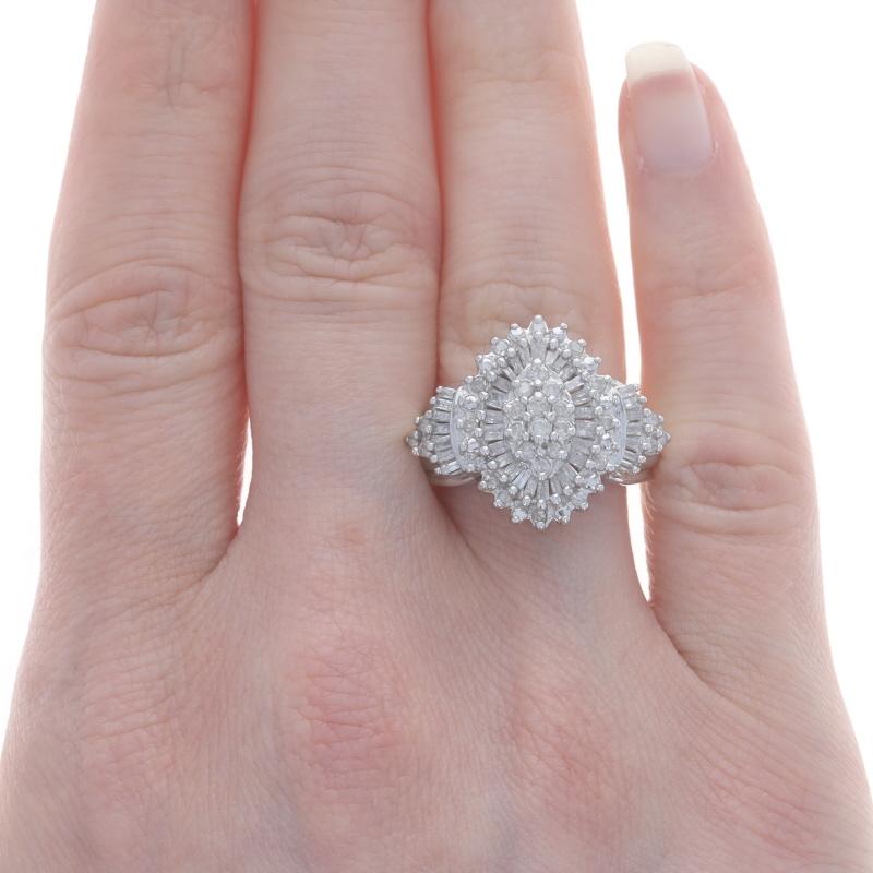 Weißgold-Diamanten-Cluster-Cocktail-Ring - 10k Runde Brillant & Baguette 1,00ctw (Rundschliff)