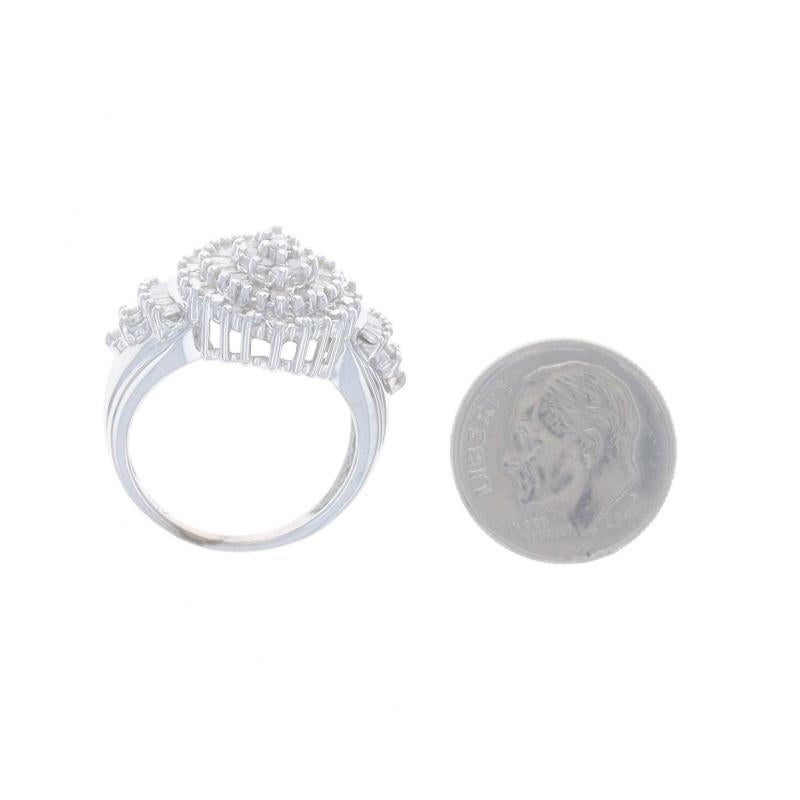 Weißgold-Diamanten-Cluster-Cocktail-Ring - 10k Runde Brillant & Baguette 1,00ctw Damen