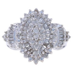 Weißgold-Diamanten-Cluster-Cocktail-Ring - 10k Runde Brillant & Baguette 1,00ctw