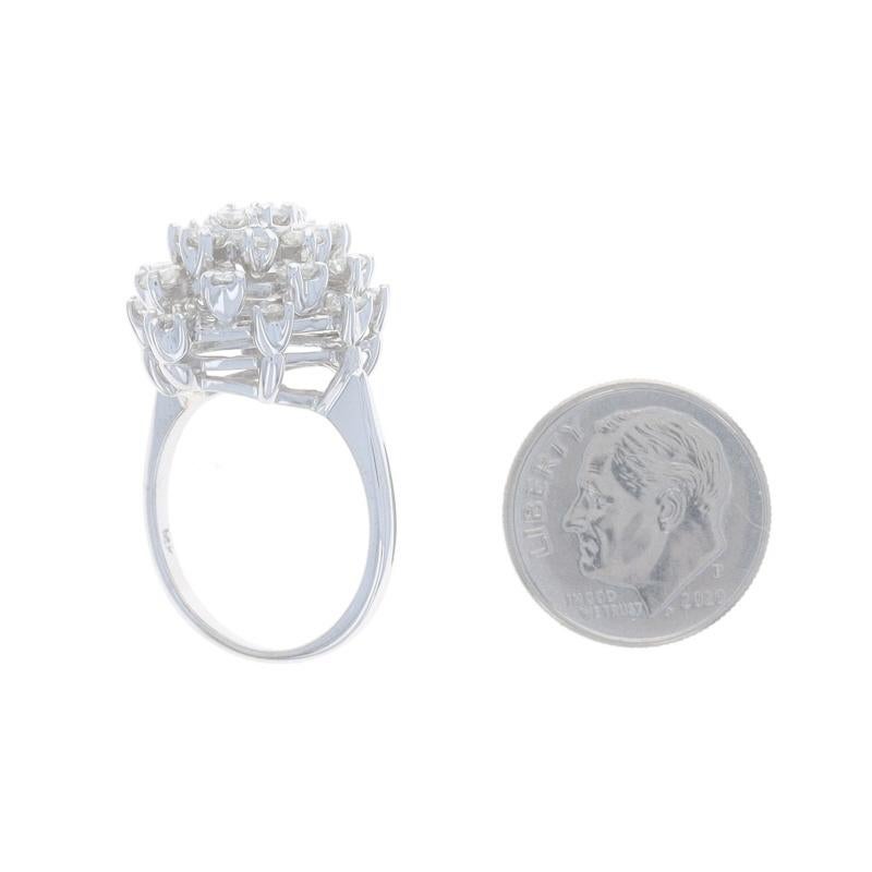 Bague cocktail en or blanc avec diamant en grappe - 14k Rond brillant 1.76ctw Pour femmes en vente