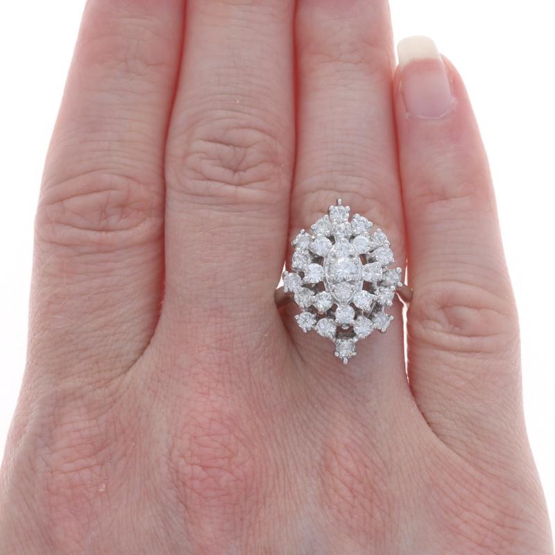 Taille ronde Bague cocktail en or blanc avec diamants en grappe - 14k Round Brilliant 2.00ctw en vente
