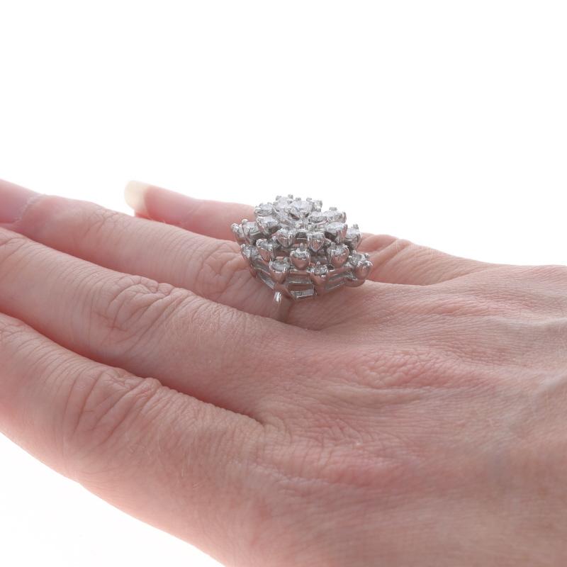 Bague cocktail en or blanc avec diamants en grappe - 14k Round Brilliant 2.00ctw Pour femmes en vente