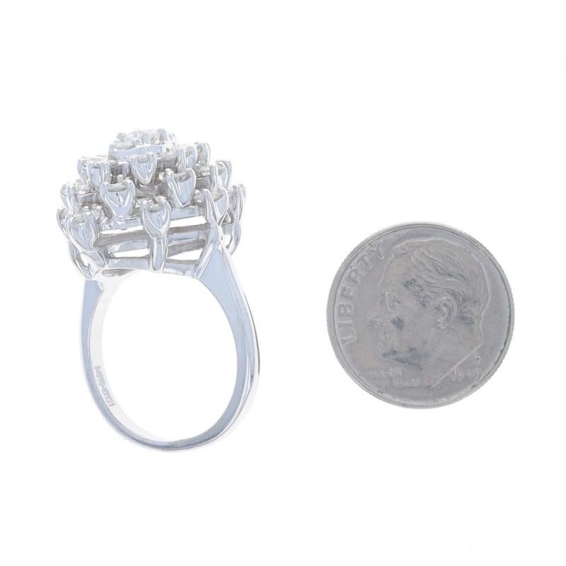Bague cocktail en or blanc avec diamants en grappe - 14k Round Brilliant 2.00ctw en vente 1