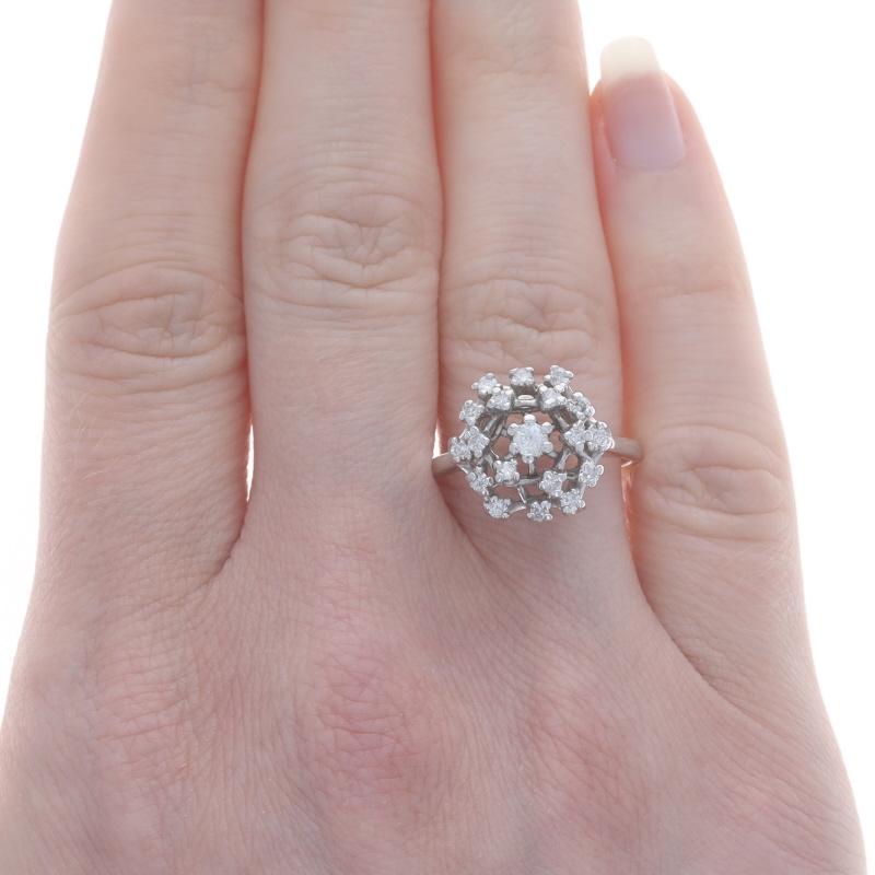 Weißgold Diamant-Cluster-Cocktail-Ring - 14k Runde Brillant .38ctw Snowflake (Rundschliff) im Angebot