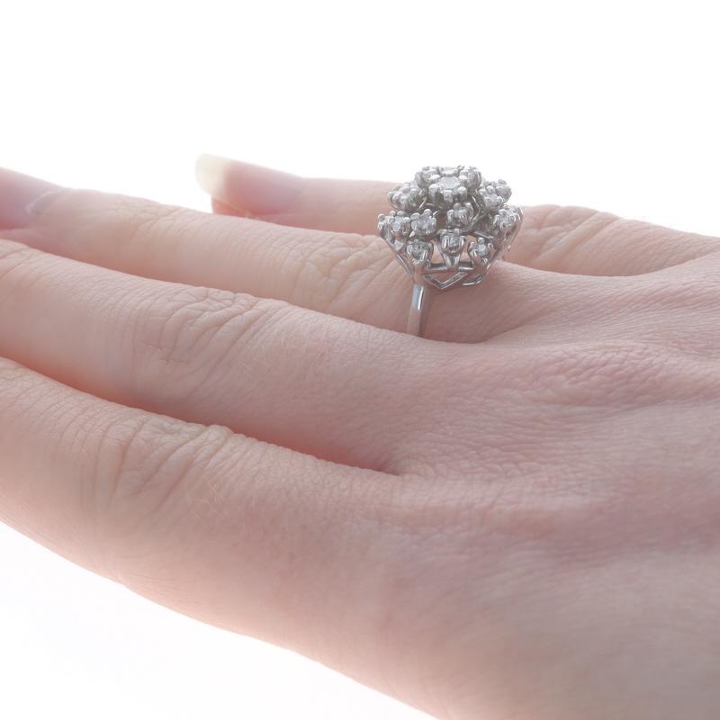 Weißgold Diamant-Cluster-Cocktail-Ring - 14k Runde Brillant .38ctw Snowflake Damen im Angebot