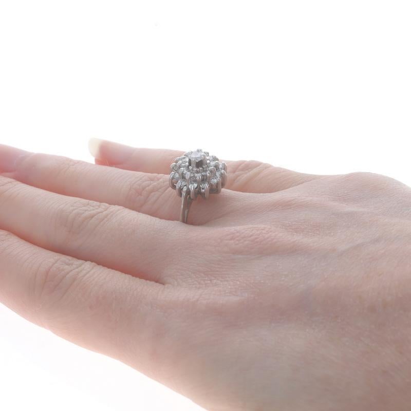 Donna Anello Cocktail con Cluster di Diamanti in Oro Bianco - 14k Brilliante Rotondo .90ctw Fiore in vendita