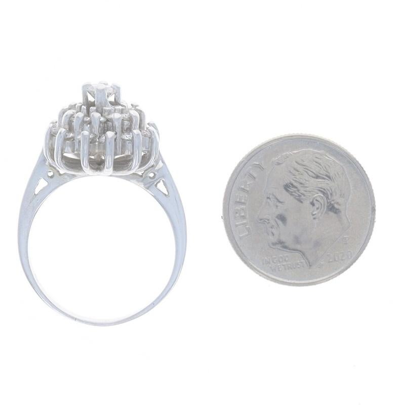 Anello Cocktail con Cluster di Diamanti in Oro Bianco - 14k Brilliante Rotondo .90ctw Fiore in vendita 1