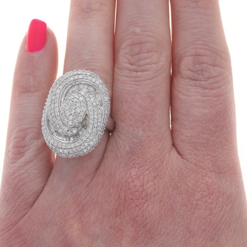 Taglio baguette Anello Cocktail con Cluster di Diamanti in Oro Bianco 14k Singolo e Baguette 3.00ctw Swirl in vendita