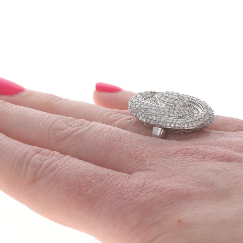 Donna Anello Cocktail con Cluster di Diamanti in Oro Bianco 14k Singolo e Baguette 3.00ctw Swirl in vendita