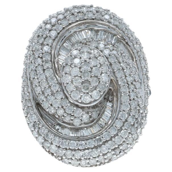 Anello Cocktail con Cluster di Diamanti in Oro Bianco 14k Singolo e Baguette 3.00ctw Swirl in vendita