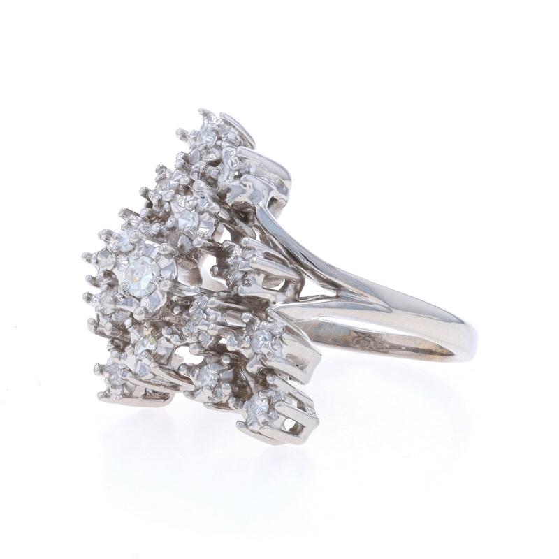 Anillo de Cóctel de Oro Blanco con Racimo de Diamantes - 14k Talla Única .27ctw Estrellas Celestiales en Excelente estado para la venta en Greensboro, NC