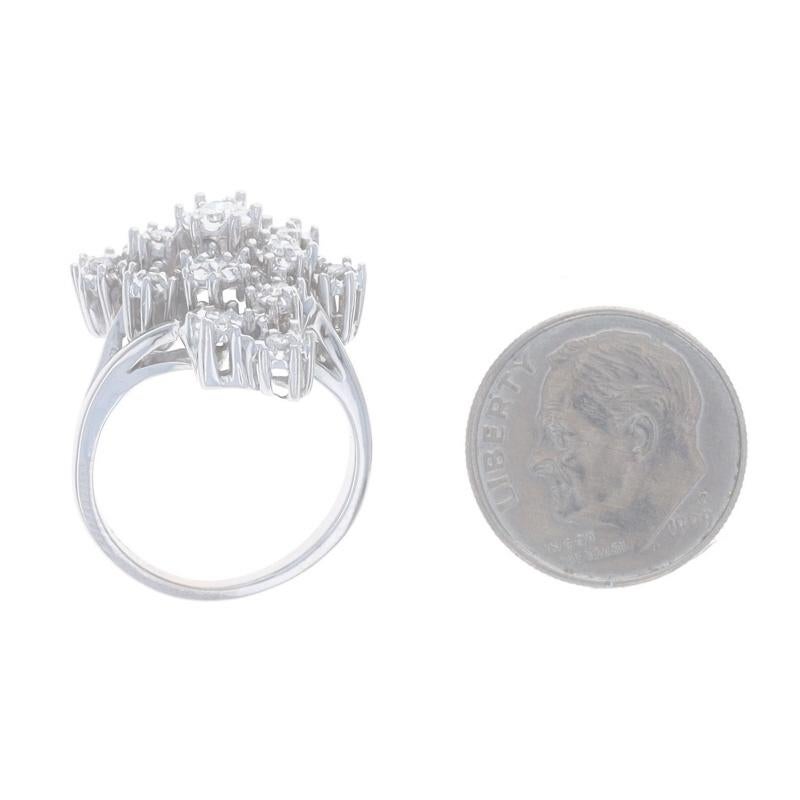 Anillo de Cóctel de Oro Blanco con Racimo de Diamantes - 14k Talla Única .27ctw Estrellas Celestiales en venta 1