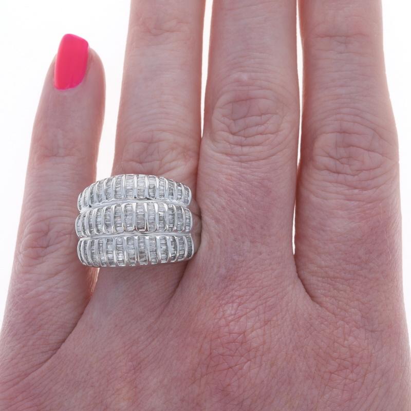 Taille baguette Bague en or blanc avec anneau de diamant 14k Baguette 2.00ctw Dome Ring en vente