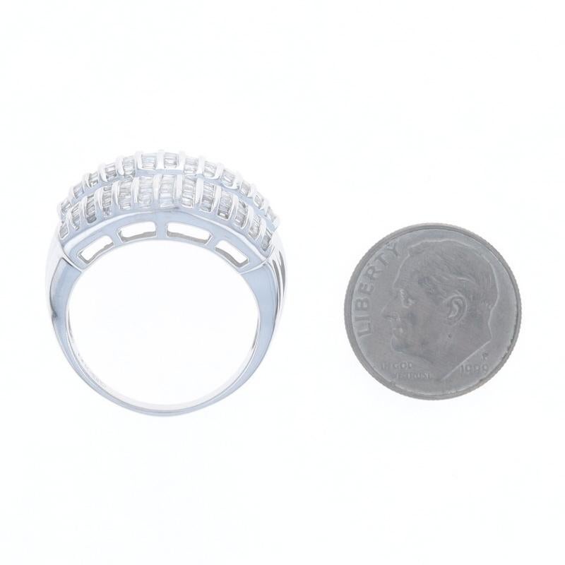 Bague en or blanc avec anneau de diamant 14k Baguette 2.00ctw Dome Ring en vente 1