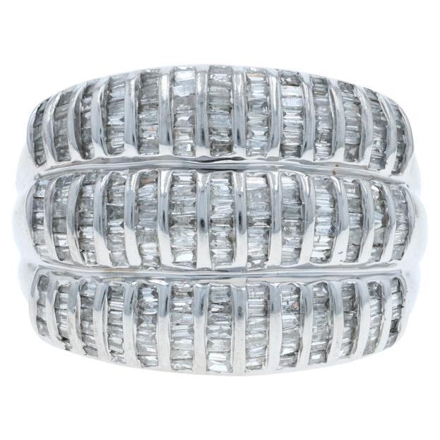 Bague en or blanc avec anneau de diamant 14k Baguette 2.00ctw Dome Ring en vente
