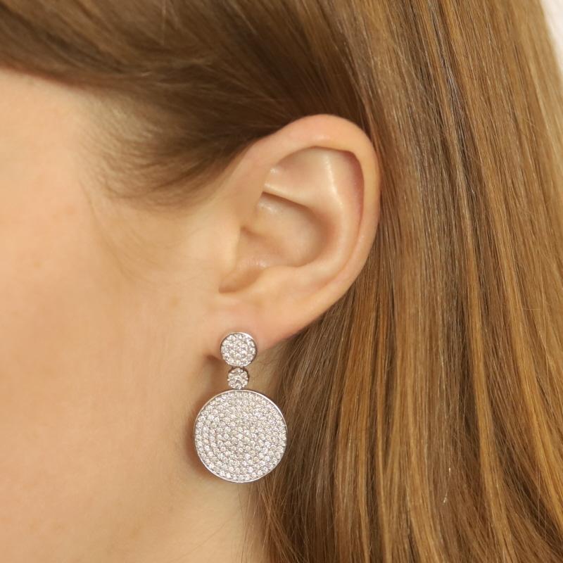 Orecchini a cerchio con diamante a grappolo in oro bianco 14k Rd 2,00ctw Pierce a vite In condizioni ottime in vendita a Greensboro, NC