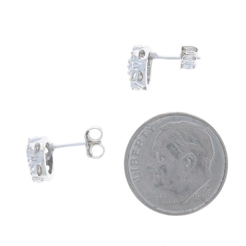 Weißgold Diamant-Cluster-Ohrringe 14k Runde Brillant .20ctw Halo durchbohrt im Zustand „Hervorragend“ im Angebot in Greensboro, NC