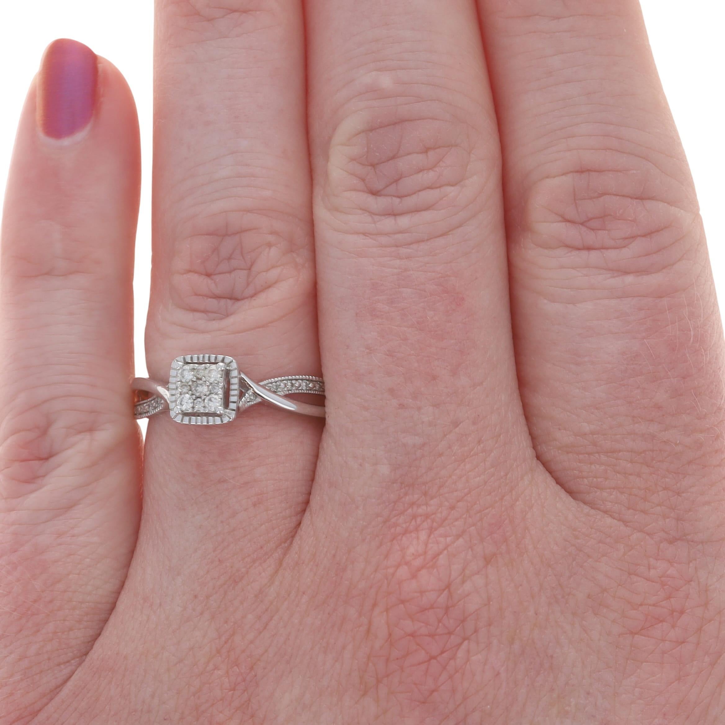 Taglio rotondo Anello di fidanzamento con cluster di diamanti in oro bianco - 10k Round .20ctw Milgrain in vendita