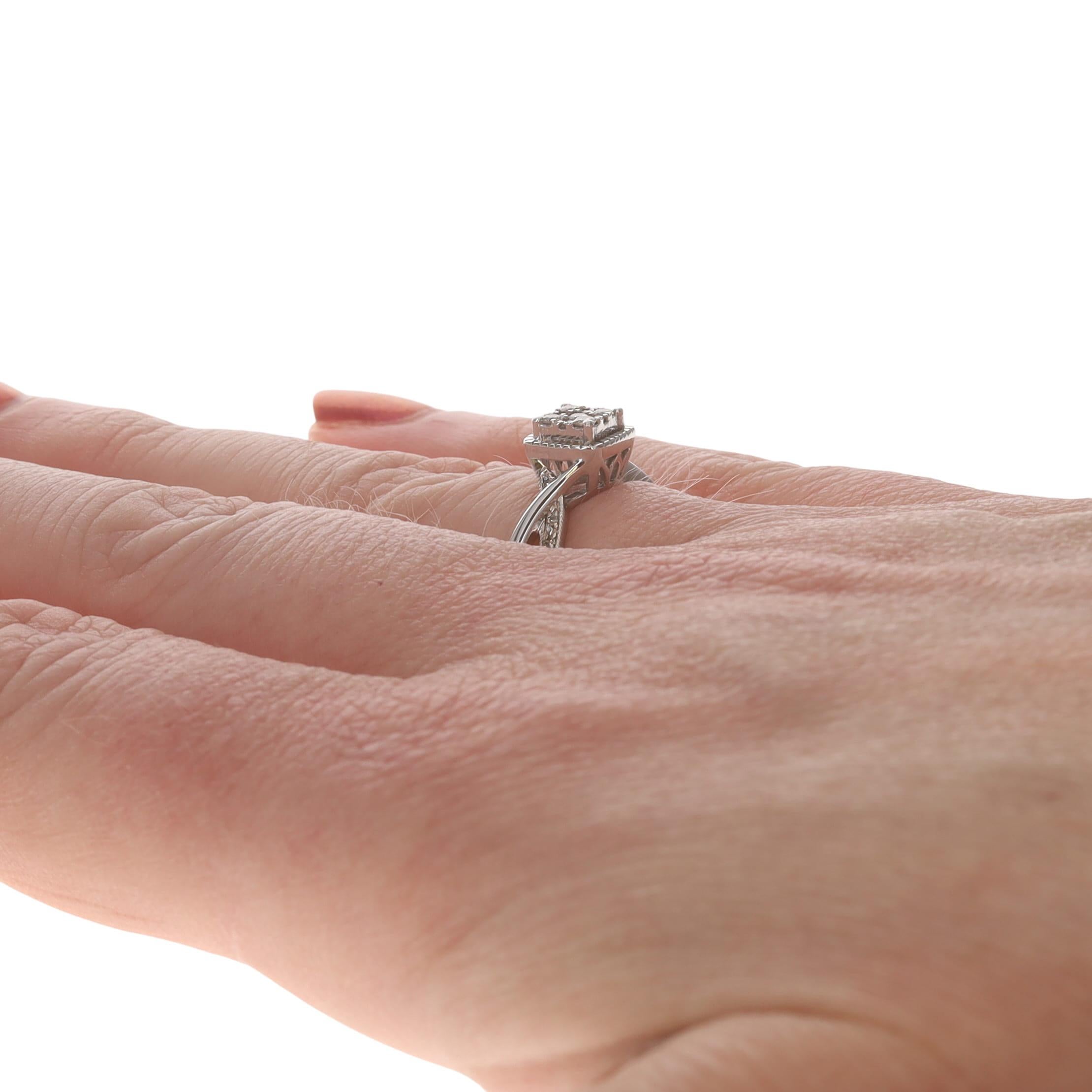 Donna Anello di fidanzamento con cluster di diamanti in oro bianco - 10k Round .20ctw Milgrain in vendita