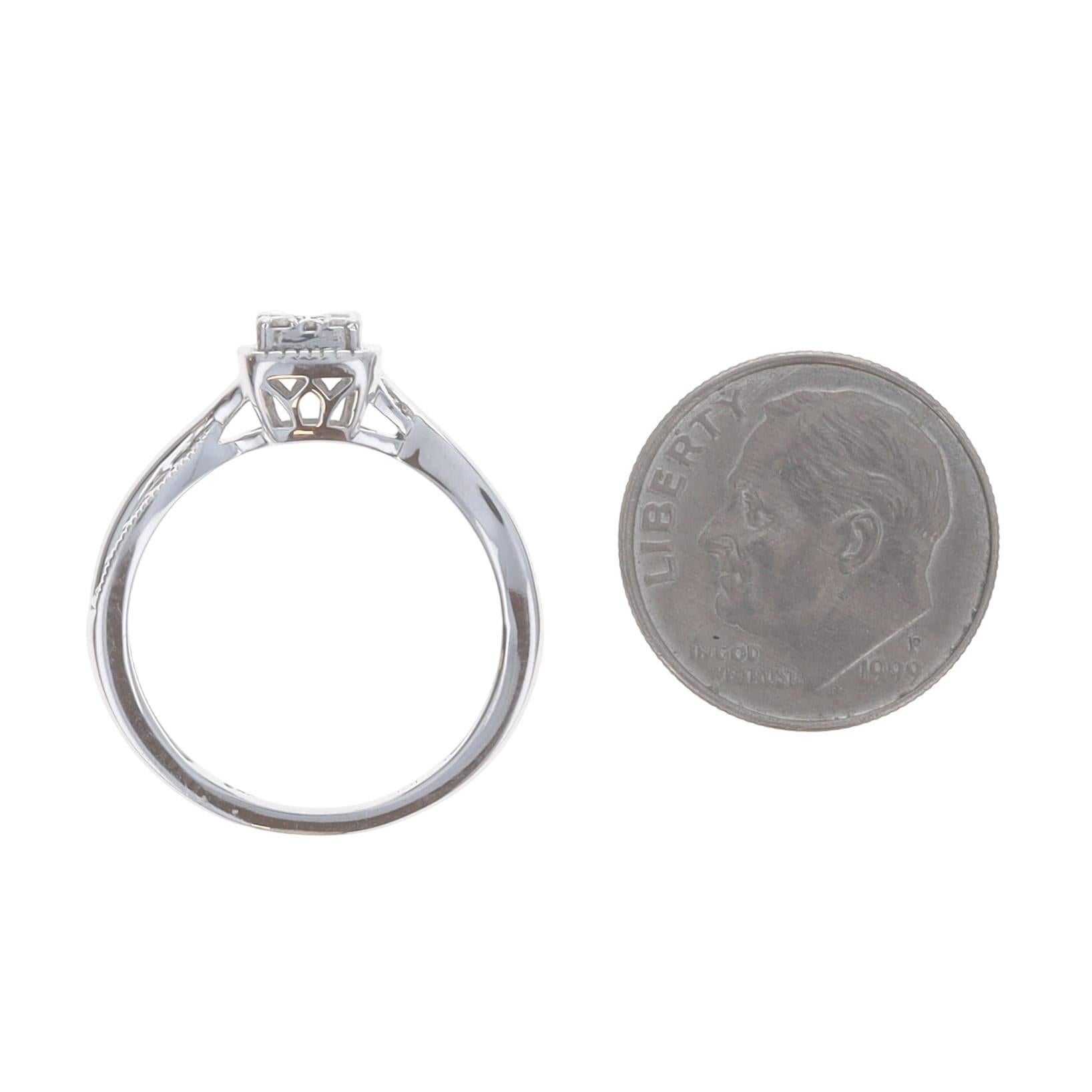 Anello di fidanzamento con cluster di diamanti in oro bianco - 10k Round .20ctw Milgrain in vendita 1