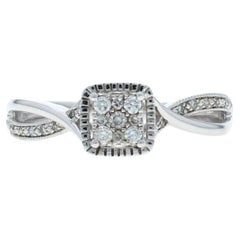 Anello di fidanzamento con cluster di diamanti in oro bianco - 10k Round .20ctw Milgrain