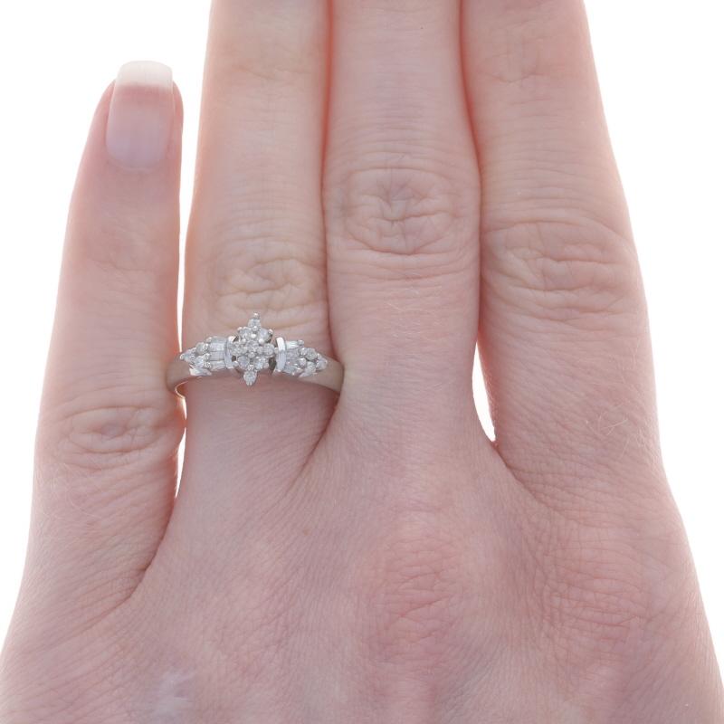 Taille ronde Bague de fiançailles en or blanc avec grappe de diamants - 10k Round & Baguette .20ctw en vente