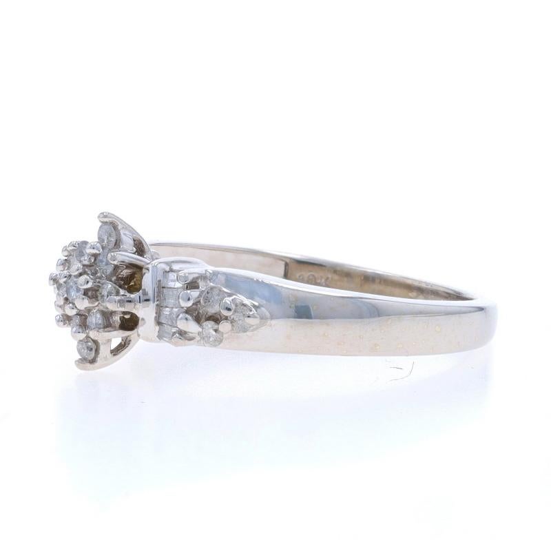 Bague de fiançailles en or blanc avec grappe de diamants - 10k Round & Baguette .20ctw Excellent état - En vente à Greensboro, NC