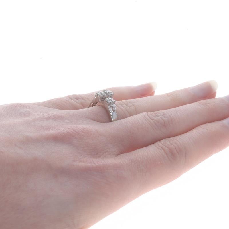 Bague de fiançailles en or blanc avec grappe de diamants - 10k Round & Baguette .20ctw Pour femmes en vente