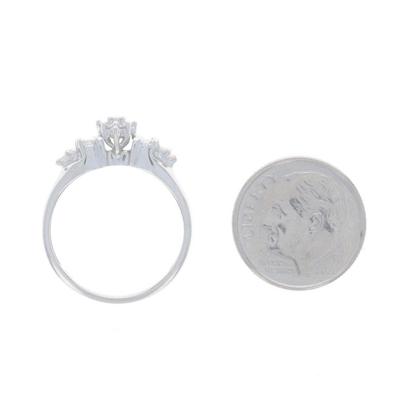 Bague de fiançailles en or blanc avec grappe de diamants - 10k Round & Baguette .20ctw en vente 1