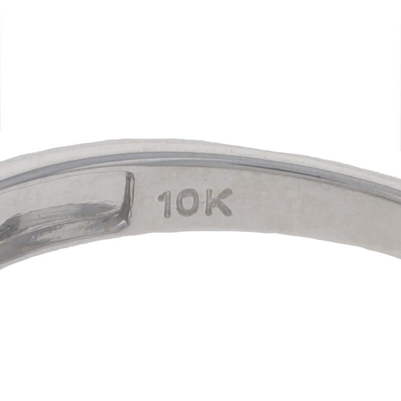 Bague de fiançailles en or blanc avec grappe de diamants - 10k Round & Baguette .20ctw en vente 2