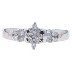 Bague de fiançailles en or blanc avec grappe de diamants - 10k Round & Baguette .20ctw