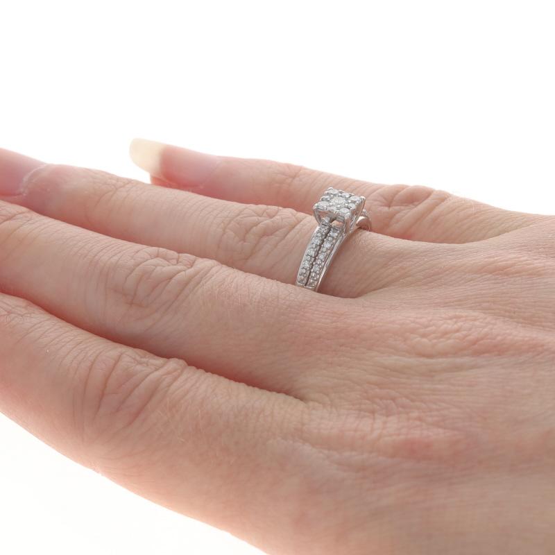 Donna Anello di fidanzamento a grappolo di diamanti in oro bianco - 10k Round Brilliante .40ctw in vendita