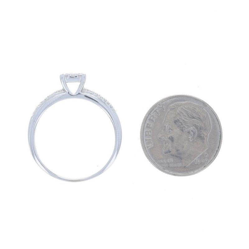 Anello di fidanzamento a grappolo di diamanti in oro bianco - 10k Round Brilliante .40ctw in vendita 1