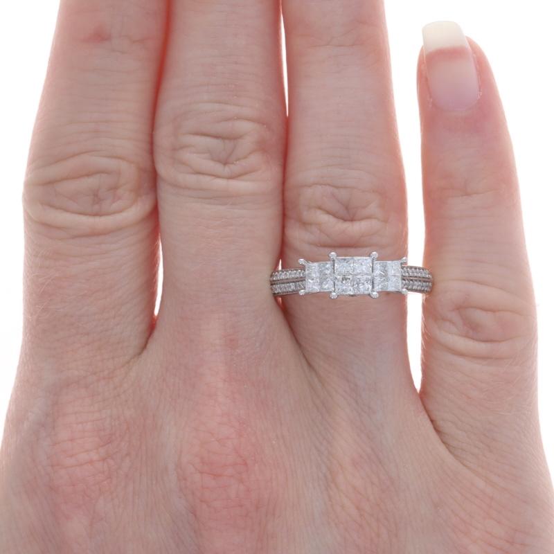 Anillo de compromiso de oro blanco con racimo de diamantes - 14k Princesa y redondo 1.00ctw Corte princesa en venta