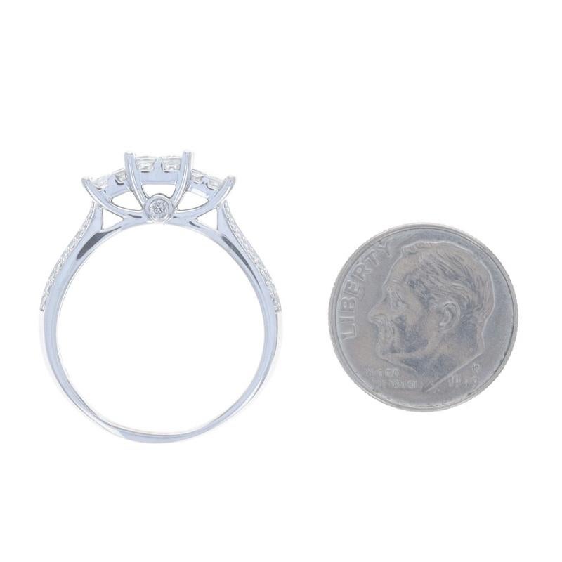 Anillo de compromiso de oro blanco con racimo de diamantes - 14k Princesa y redondo 1.00ctw en venta 1