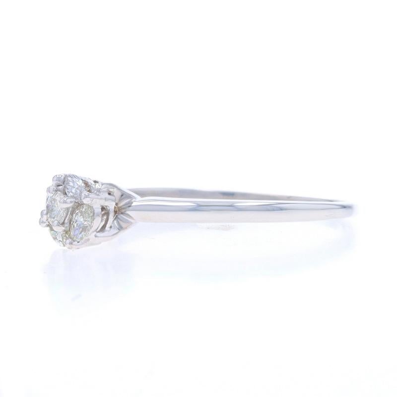 Weißgold Diamant-Cluster Verlobungsring - 14k Runde Brillant .35ctw (Rundschliff) im Angebot