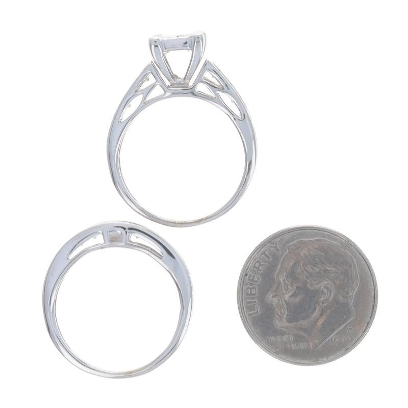 Anello di fidanzamento e fede nuziale a grappolo di diamanti in oro bianco 10k Princess 1.00ctw in vendita 1